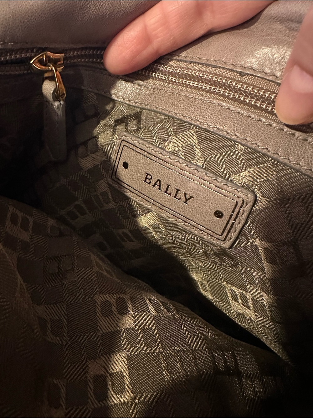 Beautiful BALLY Soft Ruched Lamb Leather Shoulder Bag in TAUPE with Gold Hardwar - Picture 5 of 15